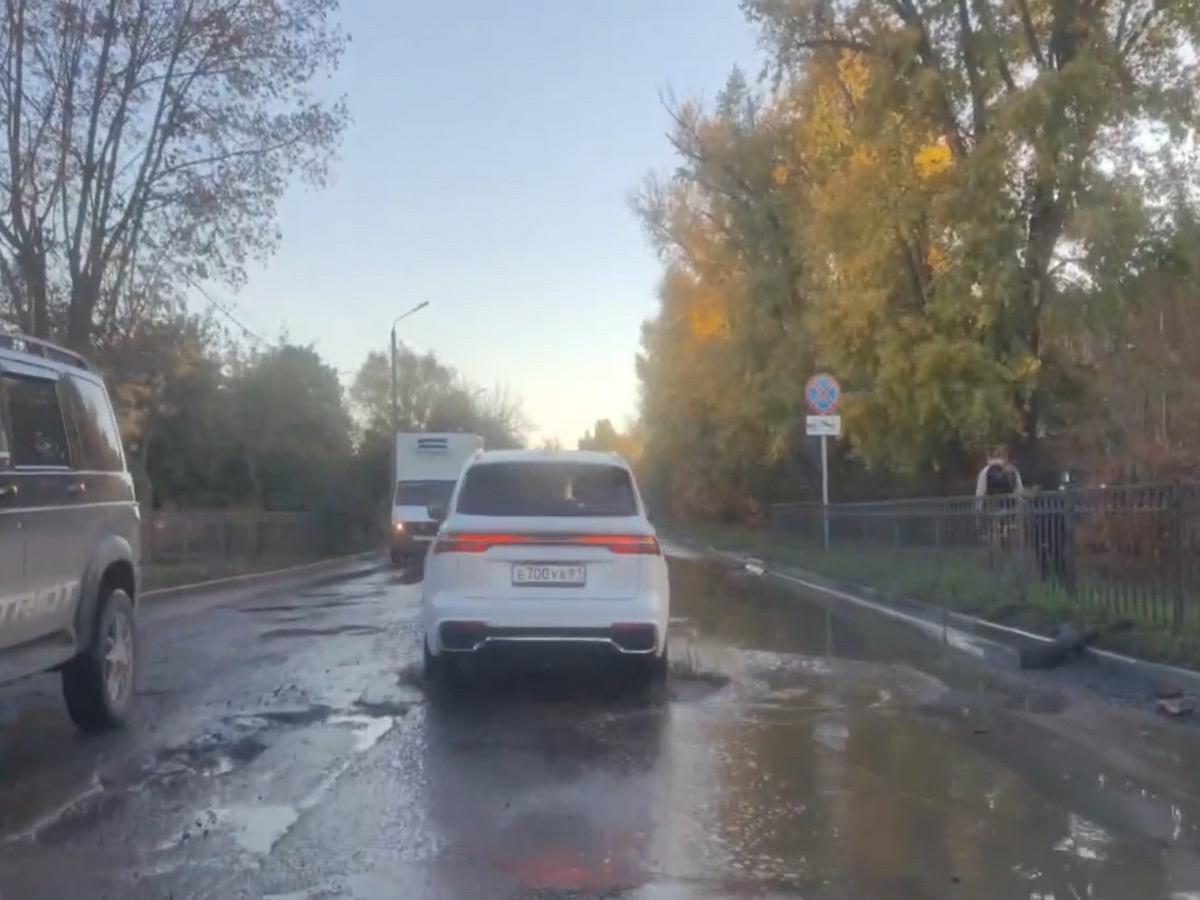 Жители Таганрога пожаловались на разбитую дорогу на Ломоносова