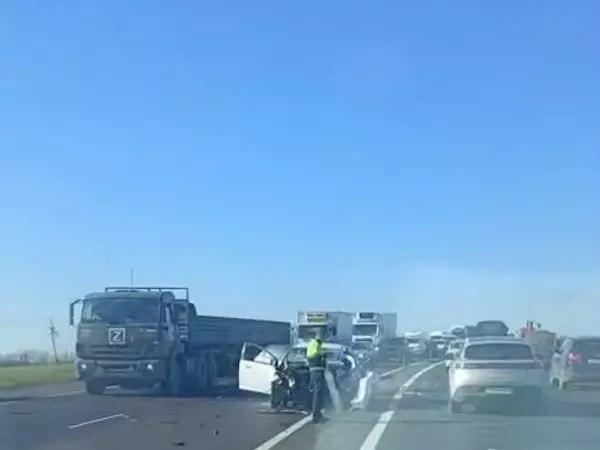 Огромная пробка сковала движение на трассе Ростов-Таганрог из-за ДТП Огромная пробка сковала движение на трассе Ростов-Таганрог из-за ДТП