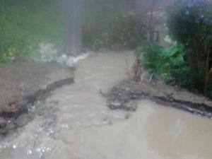 Непроходимое болото образовалось из-за порыва ржавой трубы на улице Воскова в Таганроге