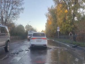 Жители Таганрога пожаловались на разбитую дорогу на Ломоносова