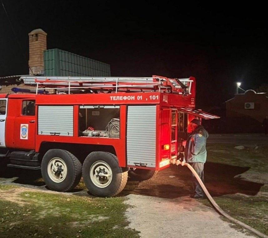 Восемь пожарных тушили горящий в Таганроге частный дом