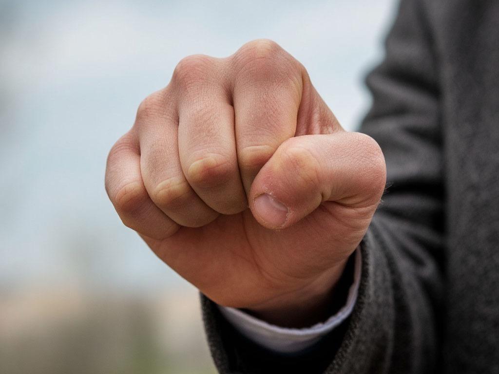 Пожилую пару и их соседей жестоко избили двое молодых людей в Таганроге