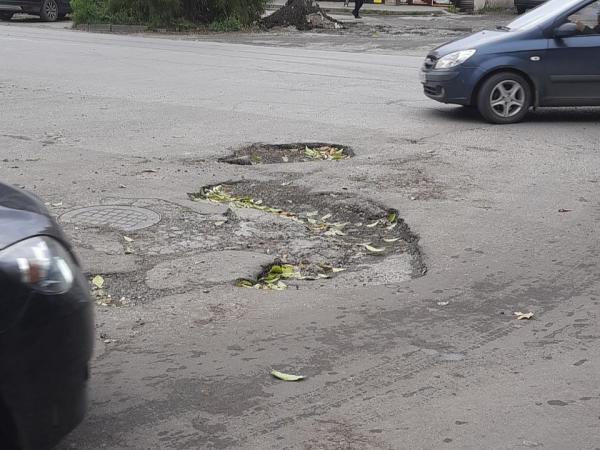 Жители Таганрога жалуются на глубокие ямы на проезде по Дзержинского