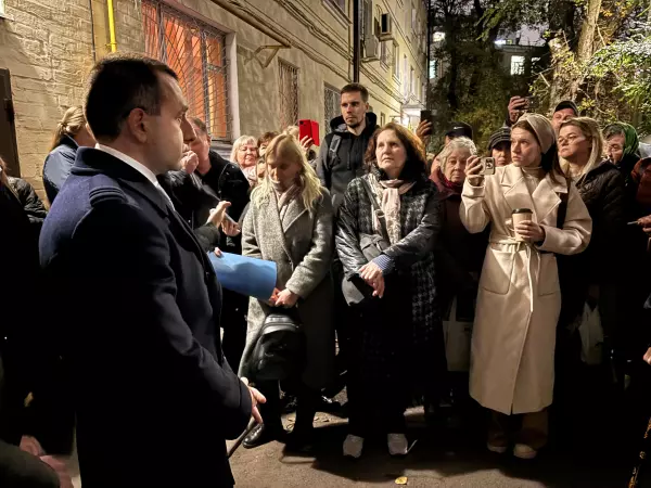 В Ростове глава Октябрьского района встретился с жильцами дома на Ивановского