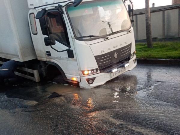 В Таганроге грузовик провалился колесом в дорожную яму