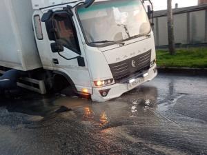 В Таганроге грузовик провалился колесом в дорожную яму