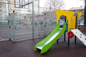 В Ростове обустроили новую игровую площадку с мультиспортивной ареной