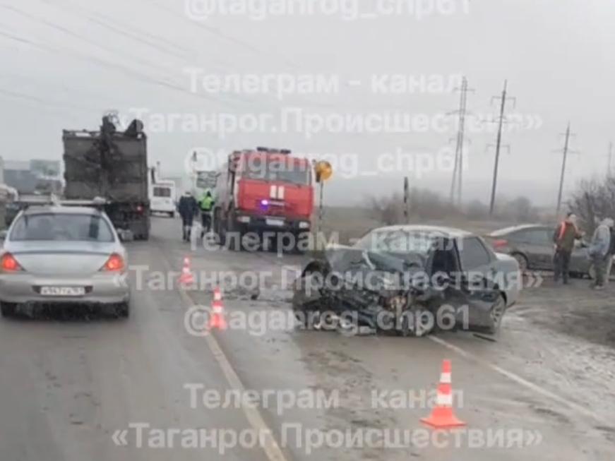 Бампер - в хлам: на трассе под Таганрогом столкнулись легковушка и грузовик