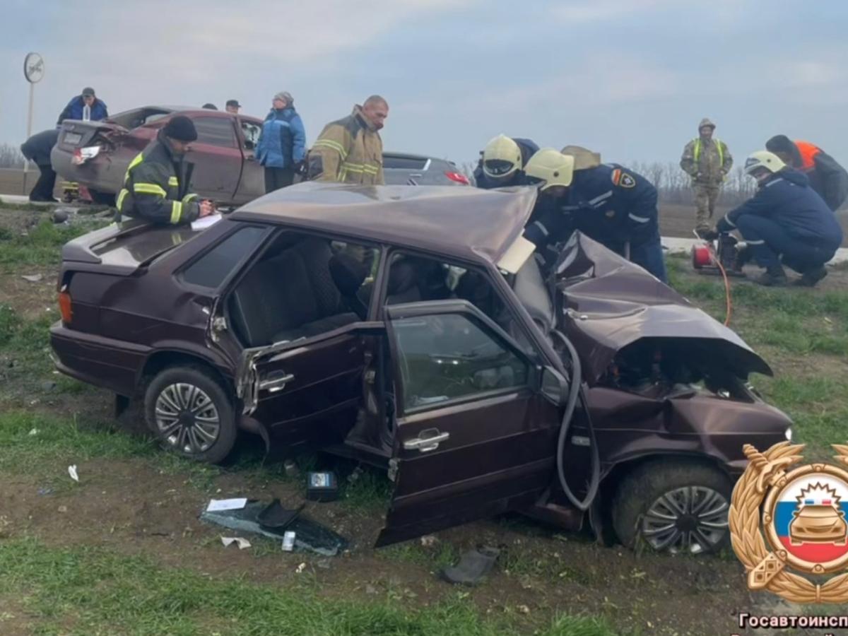 В жесткой аварии под Таганрогом пострадали три человека
