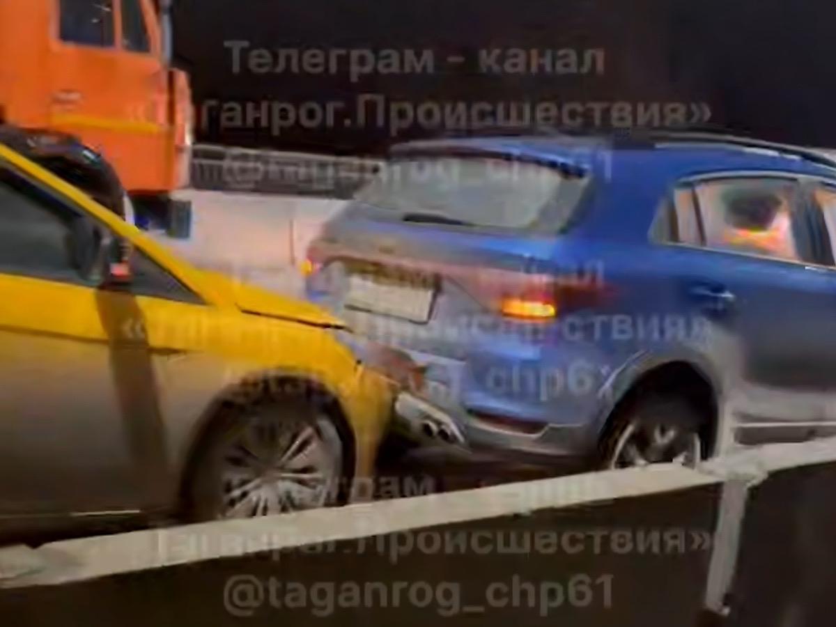 В Таганроге на Бакинском мосту произошло массовое ДТП