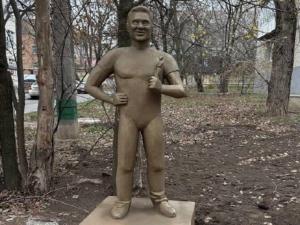 В Таганроге жители высмеяли установленный памятник актеру Павлу Деревянко