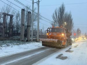 Улицы Таганрога чистят после снегопада