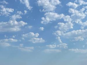 Повреждены дома и машины: в Таганроге перекрыли улицы для работы саперов после атаки БПЛА