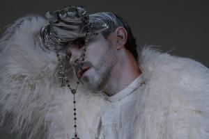 Актера Павла Деревянко сравнили со Снежным Королем из-за необычной фотосессии