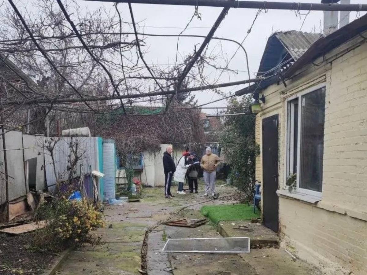 В Таганроге при разминировании обломков БПЛА, пострадали еще пять частных домовладений