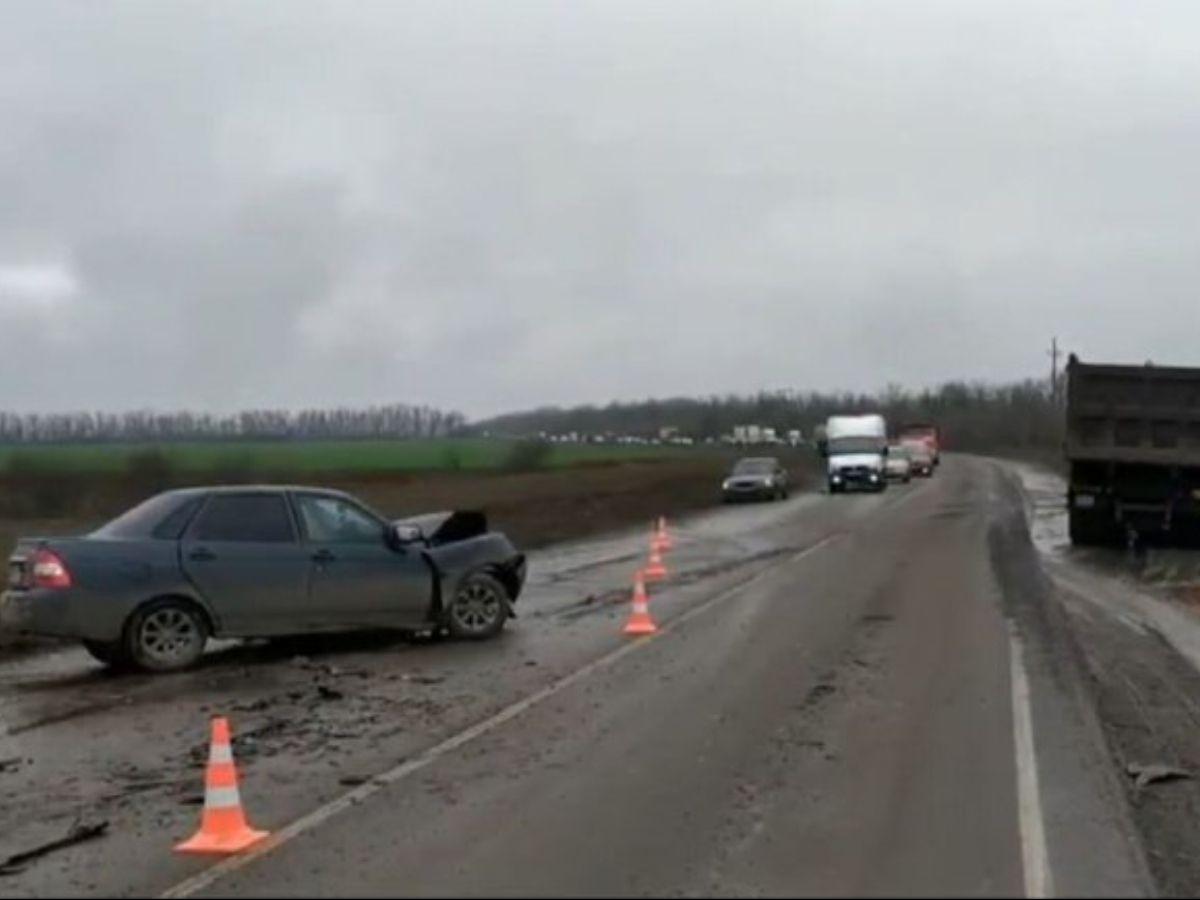 Под Таганрогом водитель грузовика спровоцировал смертельное ДТП