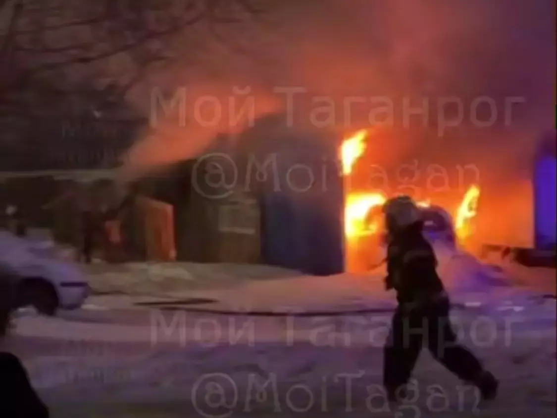 В Таганроге вспыхнул крупный пожар в районе гаражей на Мариупольском шоссе