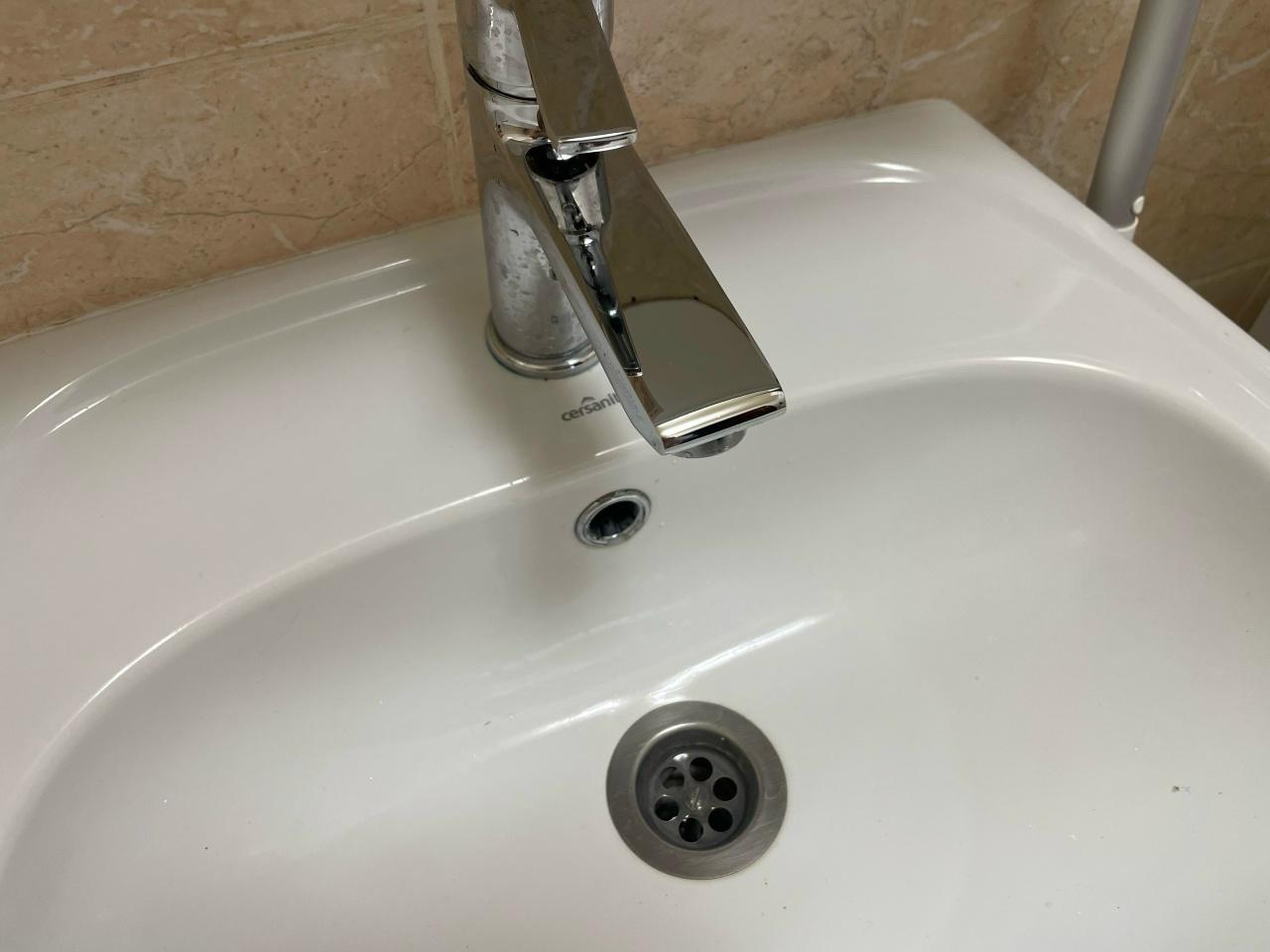 Жители четырех районов Таганрога остались со сниженным давлением в трубопроводе из-за утечки