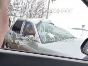 Грузовик смял легковушку на трассе в районе Самбека