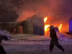 В Таганроге вспыхнул крупный пожар в районе гаражей на Мариупольском шоссе