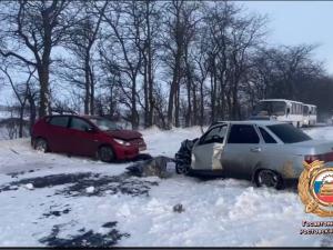 Водитель пострадал в лобовом столкновении на автодороге Таганрога