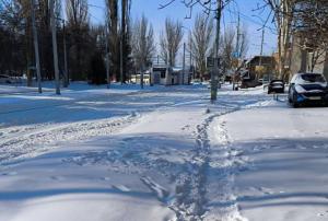 Жители Таганрога оказались в снежном «плену» из-за неубранных дорог и тротуаров