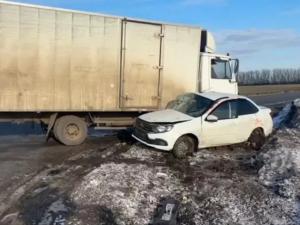 В Неклиновском районе три человека пострадали в ДТП с грузовиком