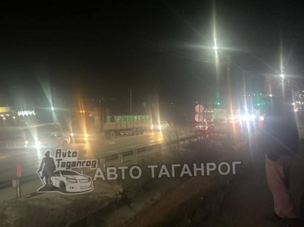 Движение в сторону Таганрога возле Самбека парализовано из-за аварии