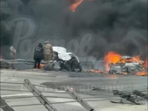 После жуткого ДТП на трассе под Таганрогом вспыхнул крупный пожар