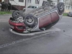 В Таганроге водитель легковушки пострадала, врезавшись в припаркованное авто