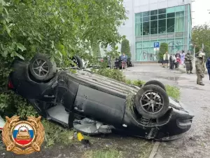 В Таганроге водитель пострадал в перевернутой машине после столкновения с бордюром, знаками и столбом
