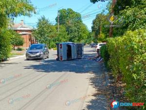 В Таганроге машину перевернуло на бок после аварии